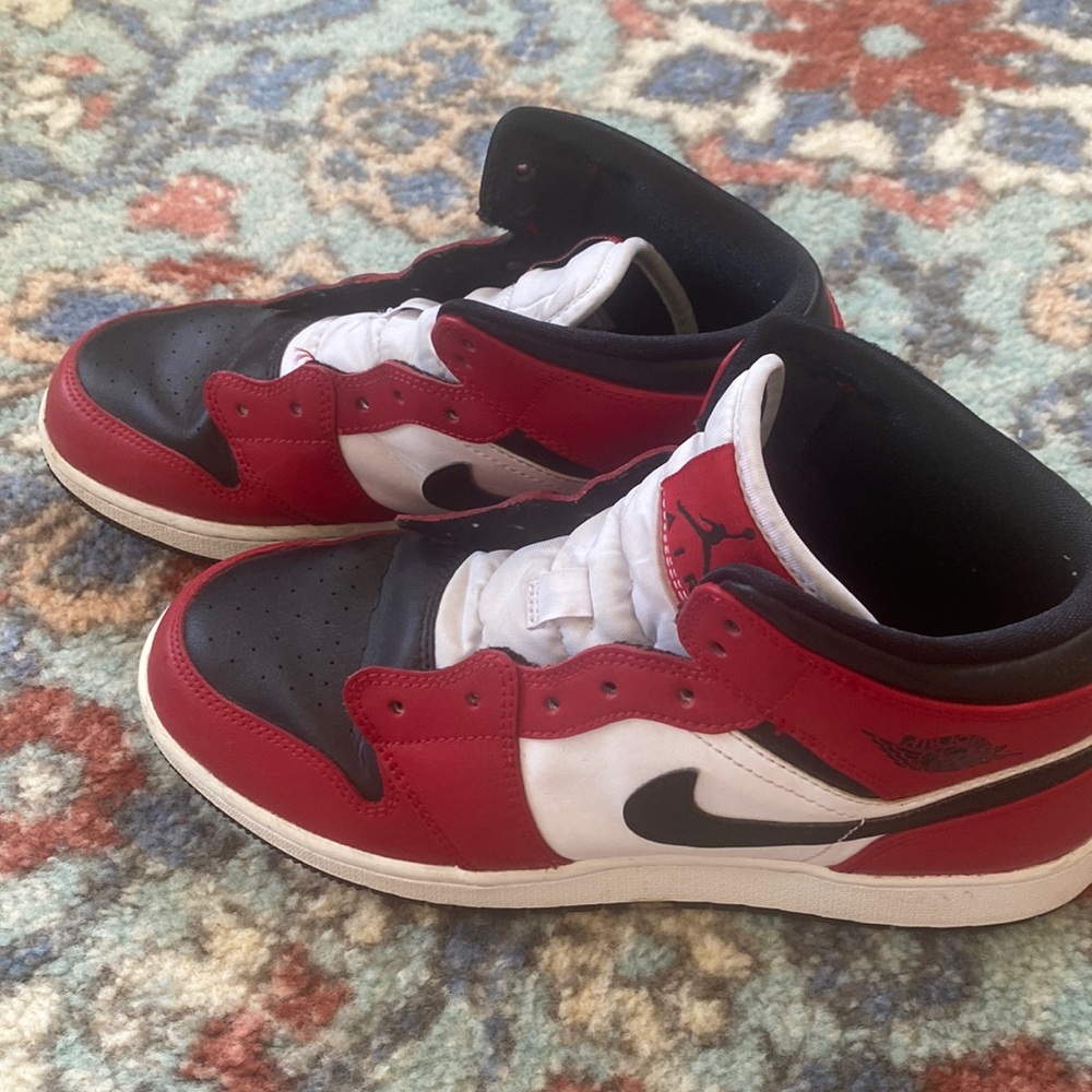 Air Jordans size 7. Great condition, no laces.